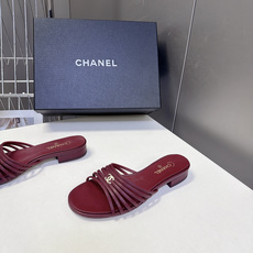 CHANEL香奈儿春夏最新款多层细带平底凉拖 超多明星网红种草 五根纤细小羊皮条横向分层排布 线条轻薄通透 视觉弱化脚面 CHANEL香奈儿春夏最新款多层细带平底凉拖 超多明星网红种草 五根纤细小羊皮条横向分层排布 线条轻薄通透 视觉弱化脚面