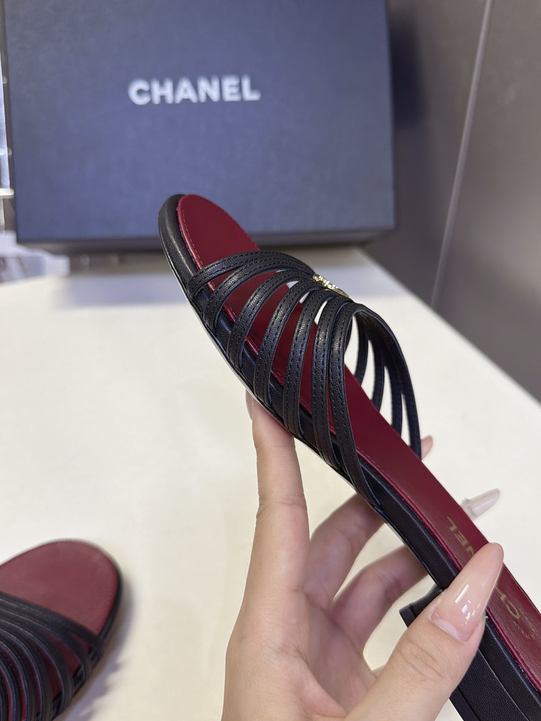 CHANEL香奈儿春夏最新款多层细带平底凉拖 超多明星网红种草 五根纤细小羊皮条横向分层排布 线条轻薄通透 视觉弱化脚面 CHANEL香奈儿春夏最新款多层细带平底凉拖 超多明星网红种草 五根纤细小羊皮条横向分层排布 线条轻薄通透 视觉弱化脚面