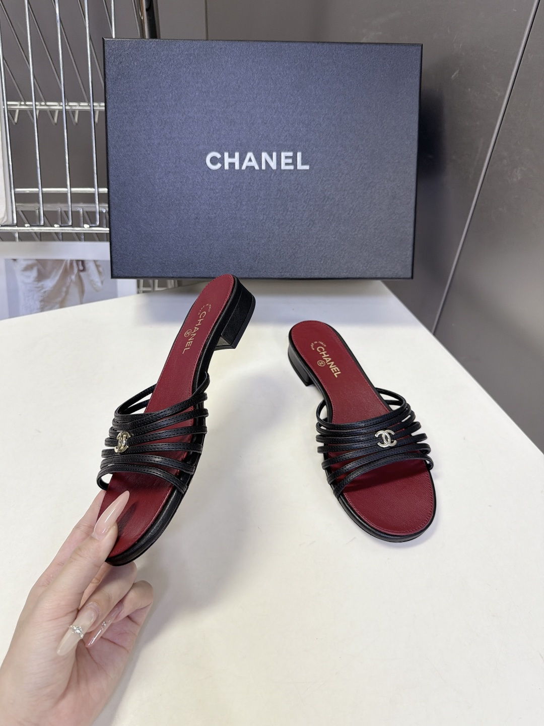 CHANEL香奈儿春夏最新款多层细带平底凉拖 超多明星网红种草 五根纤细小羊皮条横向分层排布 线条轻薄通透 视觉弱化脚面 CHANEL香奈儿春夏最新款多层细带平底凉拖 超多明星网红种草 五根纤细小羊皮条横向分层排布 线条轻薄通透 视觉弱化脚面