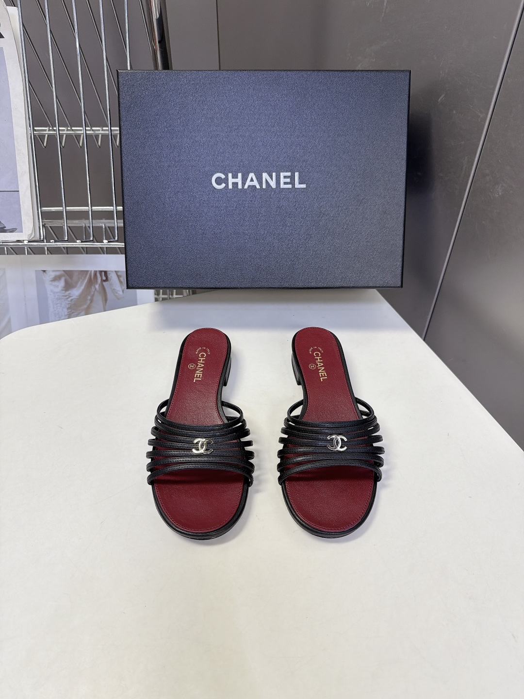 CHANEL香奈儿春夏最新款多层细带平底凉拖 超多明星网红种草 五根纤细小羊皮条横向分层排布 线条轻薄通透 视觉弱化脚面 CHANEL香奈儿春夏最新款多层细带平底凉拖 超多明星网红种草 五根纤细小羊皮条横向分层排布 线条轻薄通透 视觉弱化脚面