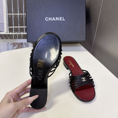CHANEL香奈儿春夏最新款多层细带平底凉拖 超多明星网红种草 五根纤细小羊皮条横向分层排布 线条轻薄通透 视觉弱化脚面 CHANEL香奈儿春夏最新款多层细带平底凉拖 超多明星网红种草 五根纤细小羊皮条横向分层排布 线条轻薄通透 视觉弱化脚面