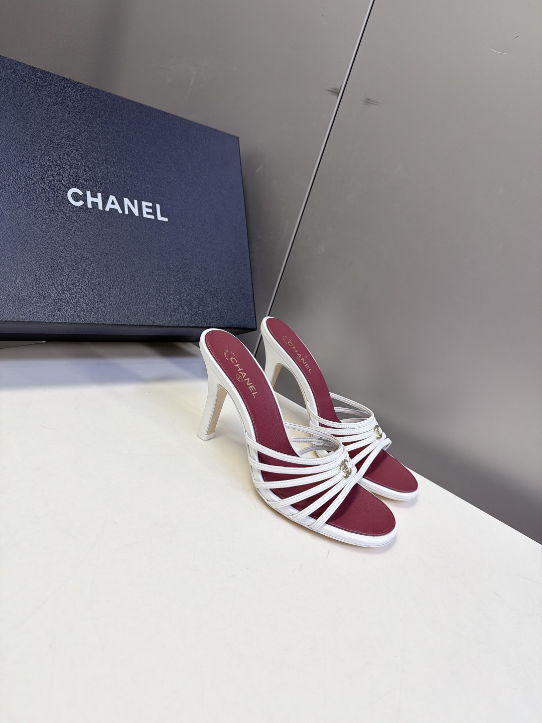 CHANEL香奈儿春夏最新款细带外穿高跟凉拖 超多明星网红种草 采用四层平行超细小羊皮细带叠加设计 线条纤细轻盈 视觉弱