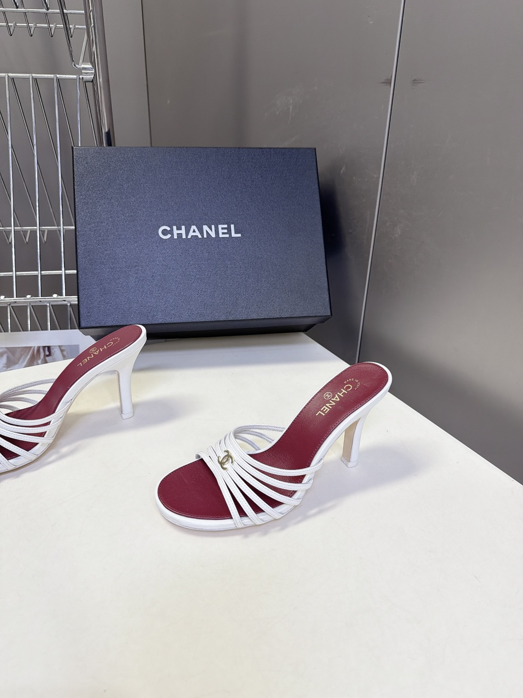 CHANEL香奈儿春夏最新款细带外穿高跟凉拖 超多明星网红种草 采用四层平行超细小羊皮细带叠加设计 线条纤细轻盈 视觉弱