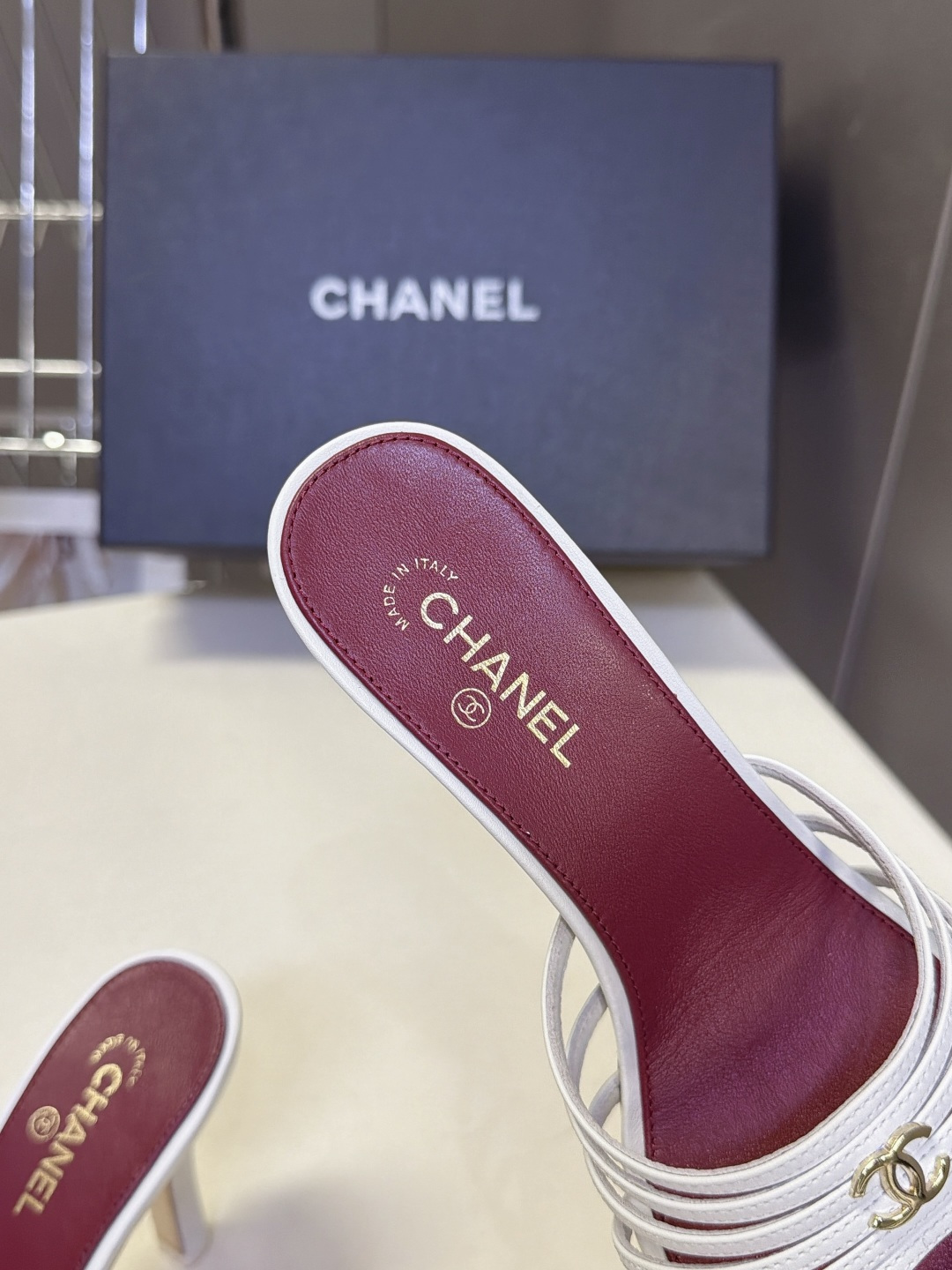 CHANEL香奈儿春夏最新款细带外穿高跟凉拖 超多明星网红种草 采用四层平行超细小羊皮细带叠加设计 线条纤细轻盈 视觉弱