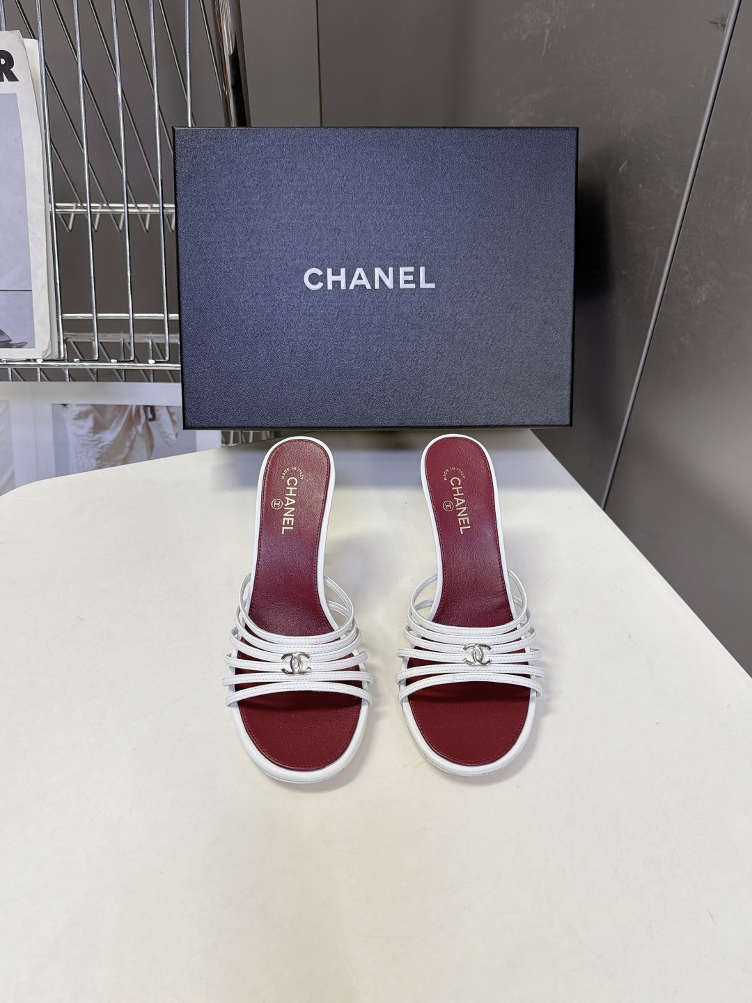 CHANEL香奈儿春夏最新款细带外穿高跟凉拖 超多明星网红种草 采用四层平行超细小羊皮细带叠加设计 线条纤细轻盈 视觉弱 CHANEL香奈儿春夏最新款细带外穿高跟凉拖 超多明星网红种草 采用四层平行超细小羊皮细带叠加设计 线条纤细轻盈 视觉弱