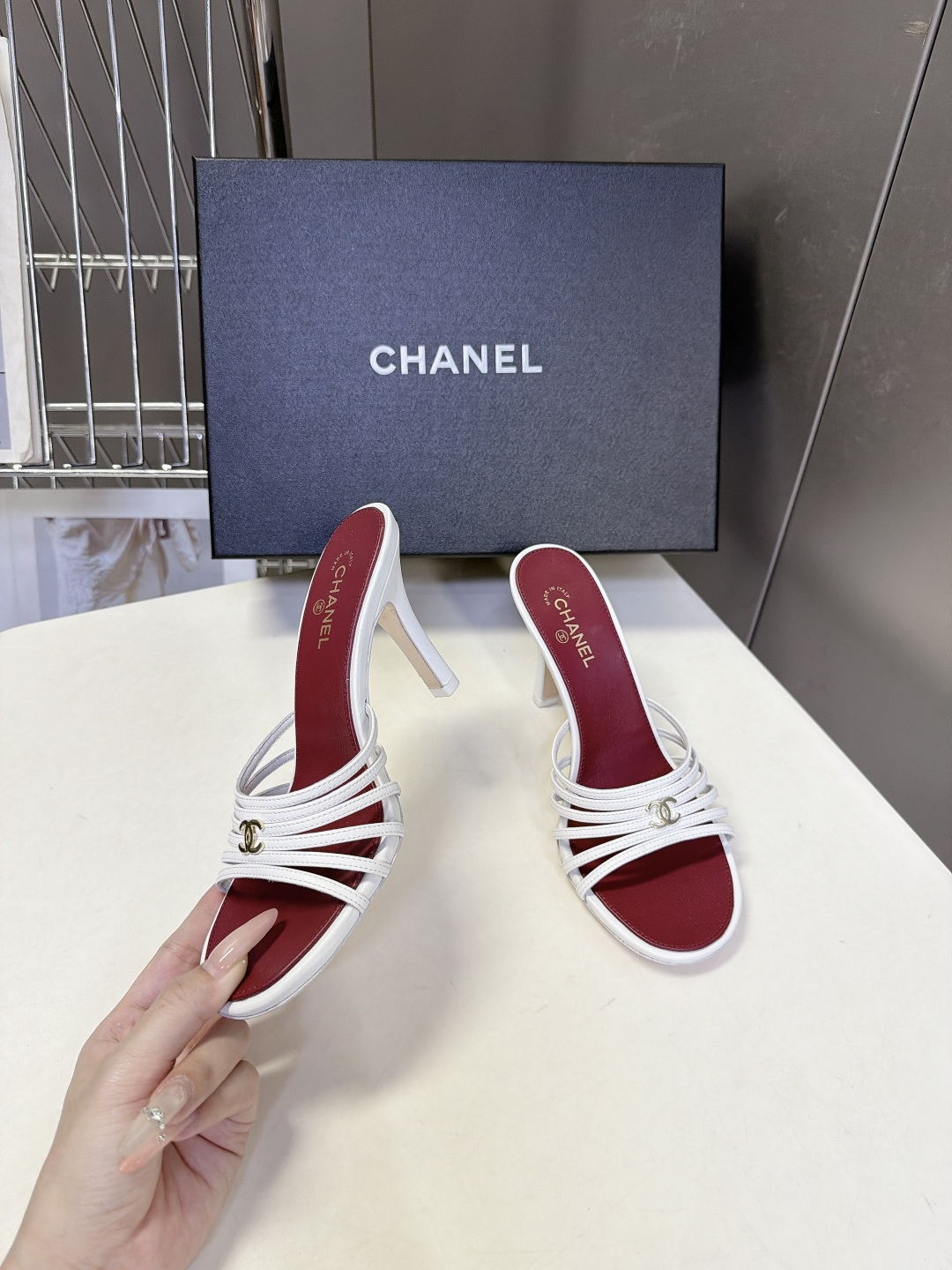 CHANEL香奈儿春夏最新款细带外穿高跟凉拖 超多明星网红种草 采用四层平行超细小羊皮细带叠加设计 线条纤细轻盈 视觉弱