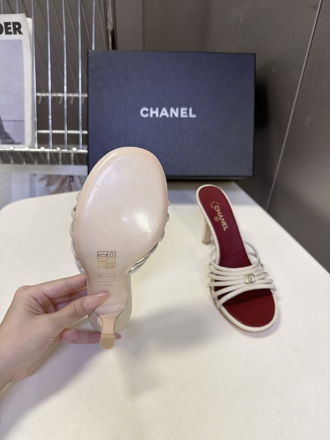 CHANEL香奈儿春夏最新款细带外穿高跟凉拖 超多明星网红种草 采用四层平行超细小羊皮细带叠加设计 线条纤细轻盈 视觉弱 CHANEL香奈儿春夏最新款细带外穿高跟凉拖 超多明星网红种草 采用四层平行超细小羊皮细带叠加设计 线条纤细轻盈 视觉弱