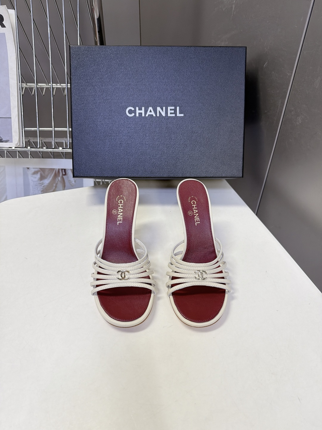 CHANEL香奈儿春夏最新款细带外穿高跟凉拖 超多明星网红种草 采用四层平行超细小羊皮细带叠加设计 线条纤细轻盈 视觉弱 CHANEL香奈儿春夏最新款细带外穿高跟凉拖 超多明星网红种草 采用四层平行超细小羊皮细带叠加设计 线条纤细轻盈 视觉弱