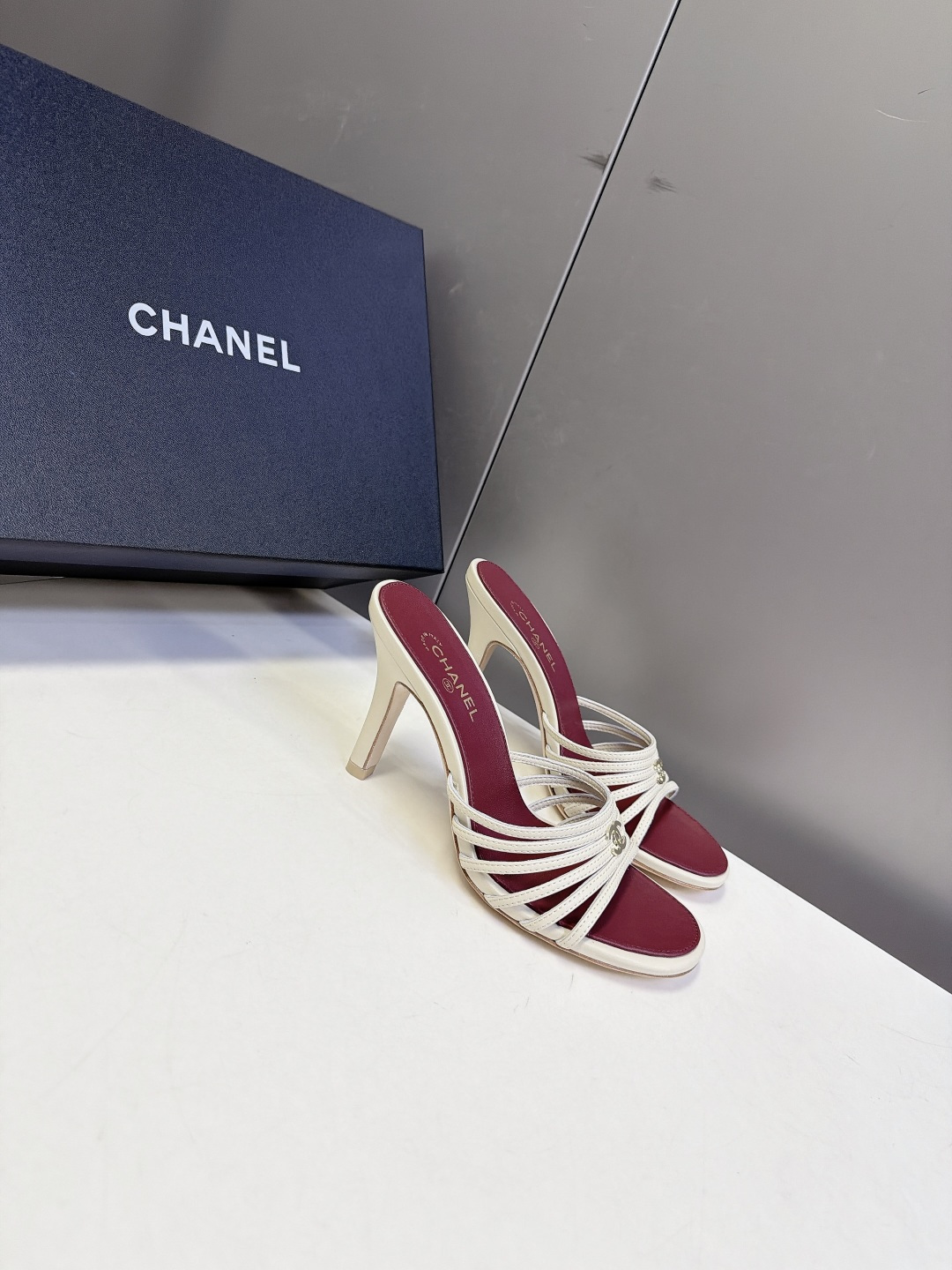 CHANEL香奈儿春夏最新款细带外穿高跟凉拖 超多明星网红种草 采用四层平行超细小羊皮细带叠加设计 线条纤细轻盈 视觉弱 CHANEL香奈儿春夏最新款细带外穿高跟凉拖 超多明星网红种草 采用四层平行超细小羊皮细带叠加设计 线条纤细轻盈 视觉弱