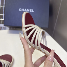 CHANEL香奈儿春夏最新款细带外穿高跟凉拖 超多明星网红种草 采用四层平行超细小羊皮细带叠加设计 线条纤细轻盈 视觉弱 CHANEL香奈儿春夏最新款细带外穿高跟凉拖 超多明星网红种草 采用四层平行超细小羊皮细带叠加设计 线条纤细轻盈 视觉弱