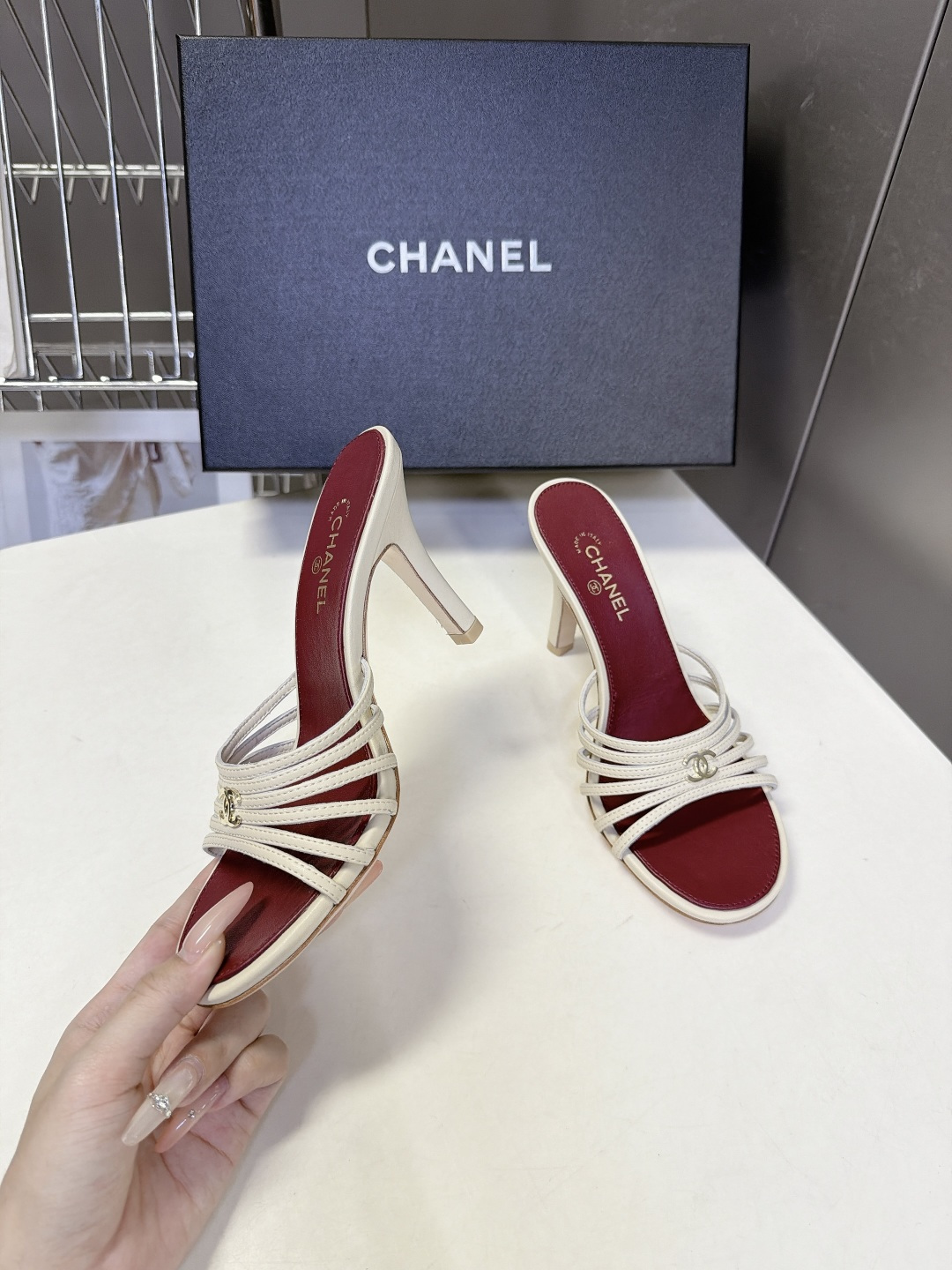 CHANEL香奈儿春夏最新款细带外穿高跟凉拖 超多明星网红种草 采用四层平行超细小羊皮细带叠加设计 线条纤细轻盈 视觉弱 CHANEL香奈儿春夏最新款细带外穿高跟凉拖 超多明星网红种草 采用四层平行超细小羊皮细带叠加设计 线条纤细轻盈 视觉弱