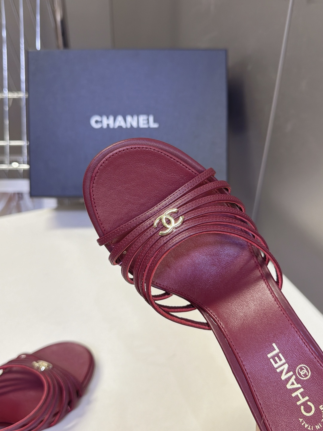 CHANEL香奈儿春夏最新款细带外穿高跟凉拖 超多明星网红种草 采用四层平行超细小羊皮细带叠加设计 线条纤细轻盈 视觉弱 CHANEL香奈儿春夏最新款细带外穿高跟凉拖 超多明星网红种草 采用四层平行超细小羊皮细带叠加设计 线条纤细轻盈 视觉弱