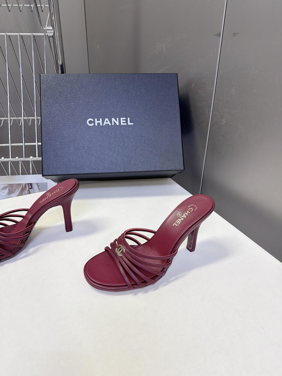 CHANEL香奈儿春夏最新款细带外穿高跟凉拖 超多明星网红种草 采用四层平行超细小羊皮细带叠加设计 线条纤细轻盈 视觉弱 CHANEL香奈儿春夏最新款细带外穿高跟凉拖 超多明星网红种草 采用四层平行超细小羊皮细带叠加设计 线条纤细轻盈 视觉弱