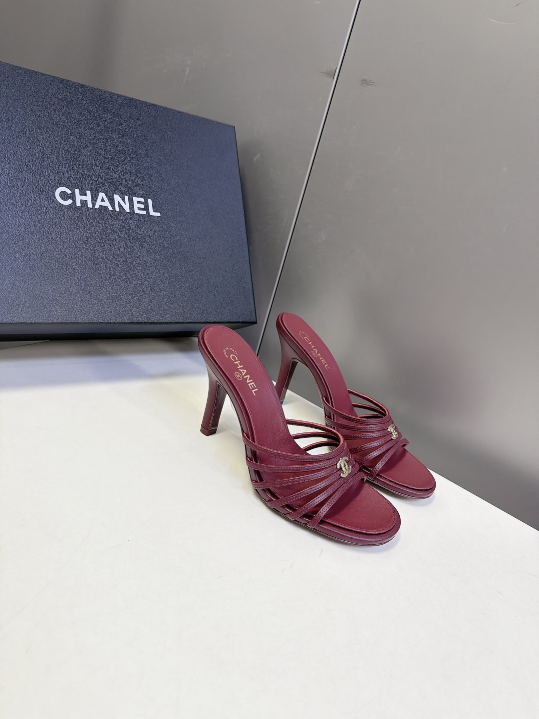 CHANEL香奈儿春夏最新款细带外穿高跟凉拖 超多明星网红种草 采用四层平行超细小羊皮细带叠加设计 线条纤细轻盈 视觉弱 CHANEL香奈儿春夏最新款细带外穿高跟凉拖 超多明星网红种草 采用四层平行超细小羊皮细带叠加设计 线条纤细轻盈 视觉弱