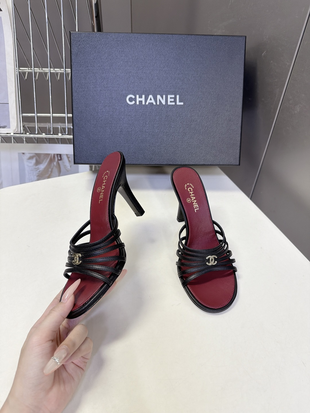 CHANEL香奈儿春夏最新款细带外穿高跟凉拖 超多明星网红种草 采用四层平行超细小羊皮细带叠加设计 线条纤细轻盈 视觉弱 CHANEL香奈儿春夏最新款细带外穿高跟凉拖 超多明星网红种草 采用四层平行超细小羊皮细带叠加设计 线条纤细轻盈 视觉弱
