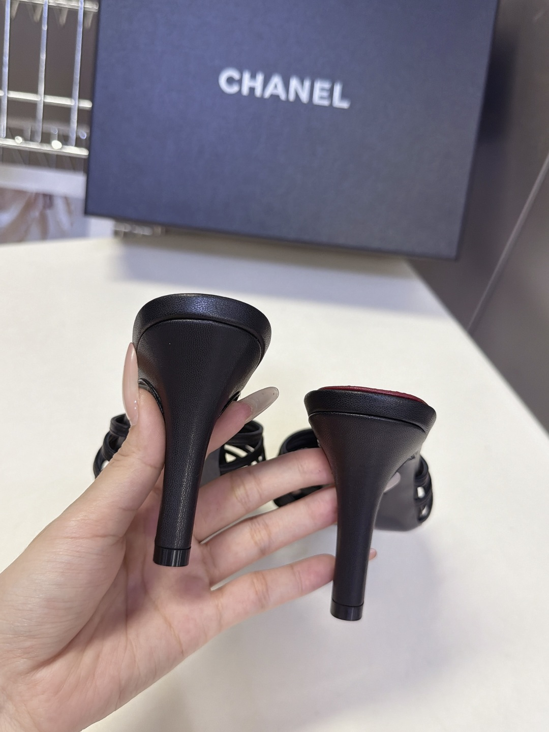 CHANEL香奈儿春夏最新款细带外穿高跟凉拖 超多明星网红种草 采用四层平行超细小羊皮细带叠加设计 线条纤细轻盈 视觉弱 CHANEL香奈儿春夏最新款细带外穿高跟凉拖 超多明星网红种草 采用四层平行超细小羊皮细带叠加设计 线条纤细轻盈 视觉弱