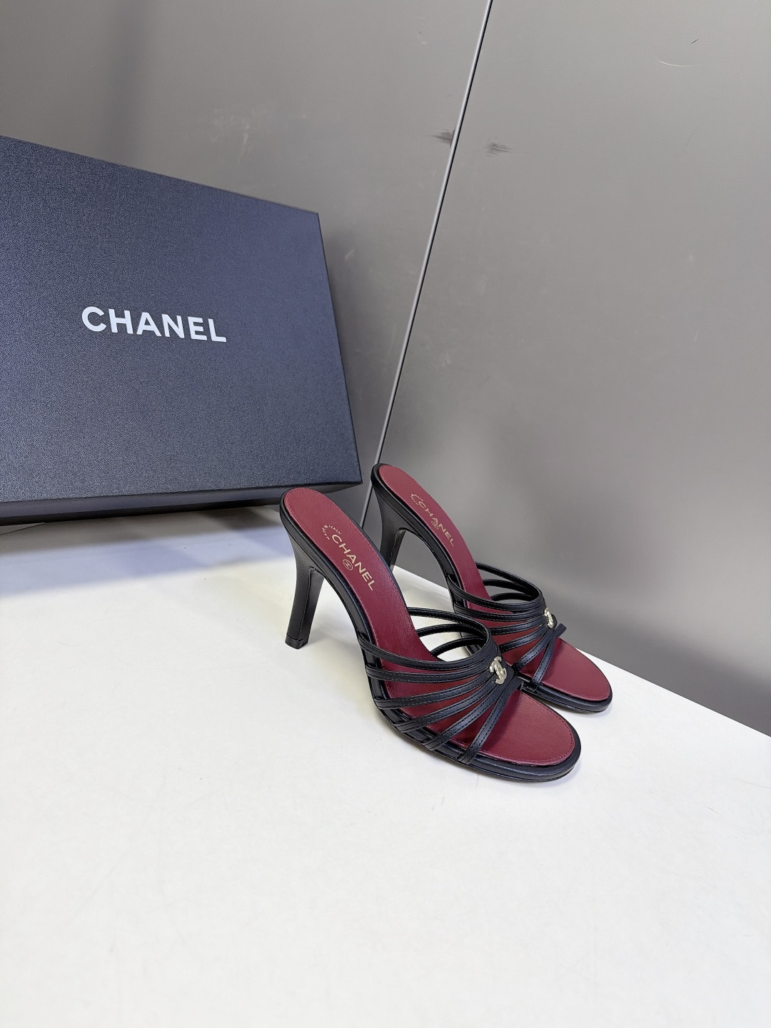 CHANEL香奈儿春夏最新款细带外穿高跟凉拖 超多明星网红种草 采用四层平行超细小羊皮细带叠加设计 线条纤细轻盈 视觉弱 CHANEL香奈儿春夏最新款细带外穿高跟凉拖 超多明星网红种草 采用四层平行超细小羊皮细带叠加设计 线条纤细轻盈 视觉弱