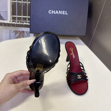 CHANEL香奈儿春夏最新款细带外穿高跟凉拖 超多明星网红种草 采用四层平行超细小羊皮细带叠加设计 线条纤细轻盈 视觉弱 CHANEL香奈儿春夏最新款细带外穿高跟凉拖 超多明星网红种草 采用四层平行超细小羊皮细带叠加设计 线条纤细轻盈 视觉弱
