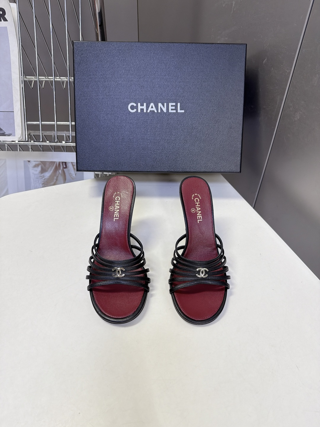 CHANEL香奈儿春夏最新款细带外穿高跟凉拖 超多明星网红种草 采用四层平行超细小羊皮细带叠加设计 线条纤细轻盈 视觉弱 CHANEL香奈儿春夏最新款细带外穿高跟凉拖 超多明星网红种草 采用四层平行超细小羊皮细带叠加设计 线条纤细轻盈 视觉弱