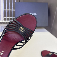 CHANEL香奈儿春夏最新款细带外穿高跟凉拖 超多明星网红种草 采用四层平行超细小羊皮细带叠加设计 线条纤细轻盈 视觉弱 CHANEL香奈儿春夏最新款细带外穿高跟凉拖 超多明星网红种草 采用四层平行超细小羊皮细带叠加设计 线条纤细轻盈 视觉弱