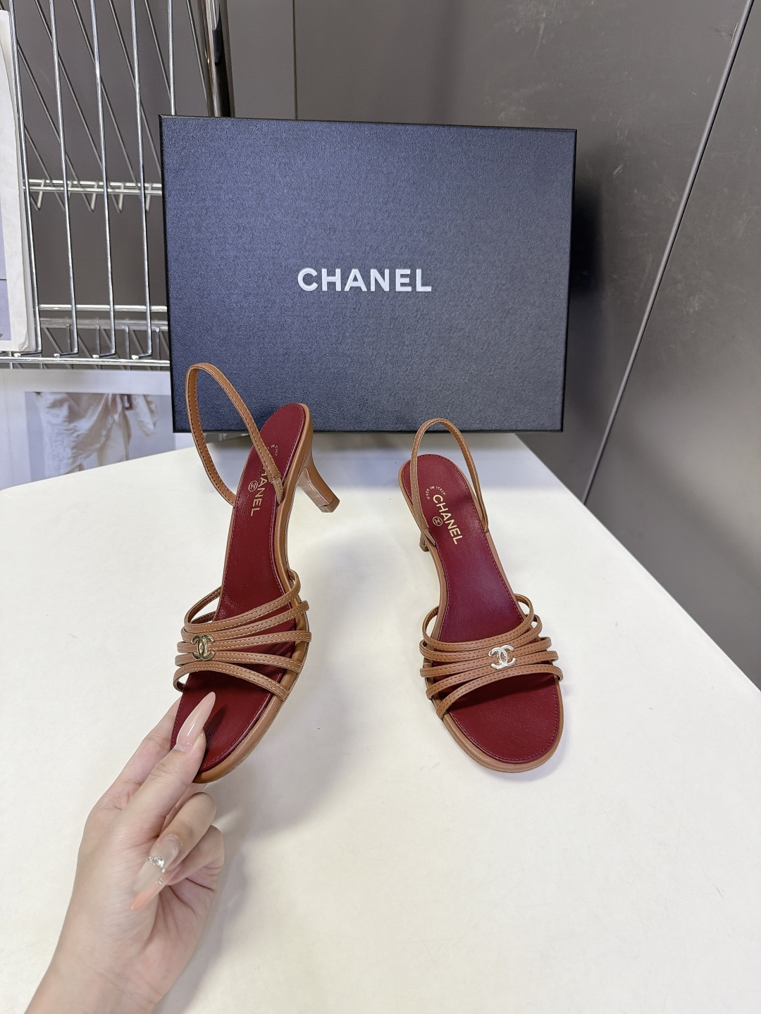 CHANEL香奈儿春夏最新款细带后空小猫跟凉鞋 超多明星网红种草 四股超细羊皮平行绑带 视觉轻盈纤细 鞋身正中镶嵌银色金 CHANEL香奈儿春夏最新款细带后空小猫跟凉鞋 超多明星网红种草 四股超细羊皮平行绑带 视觉轻盈纤细 鞋身正中镶嵌银色金