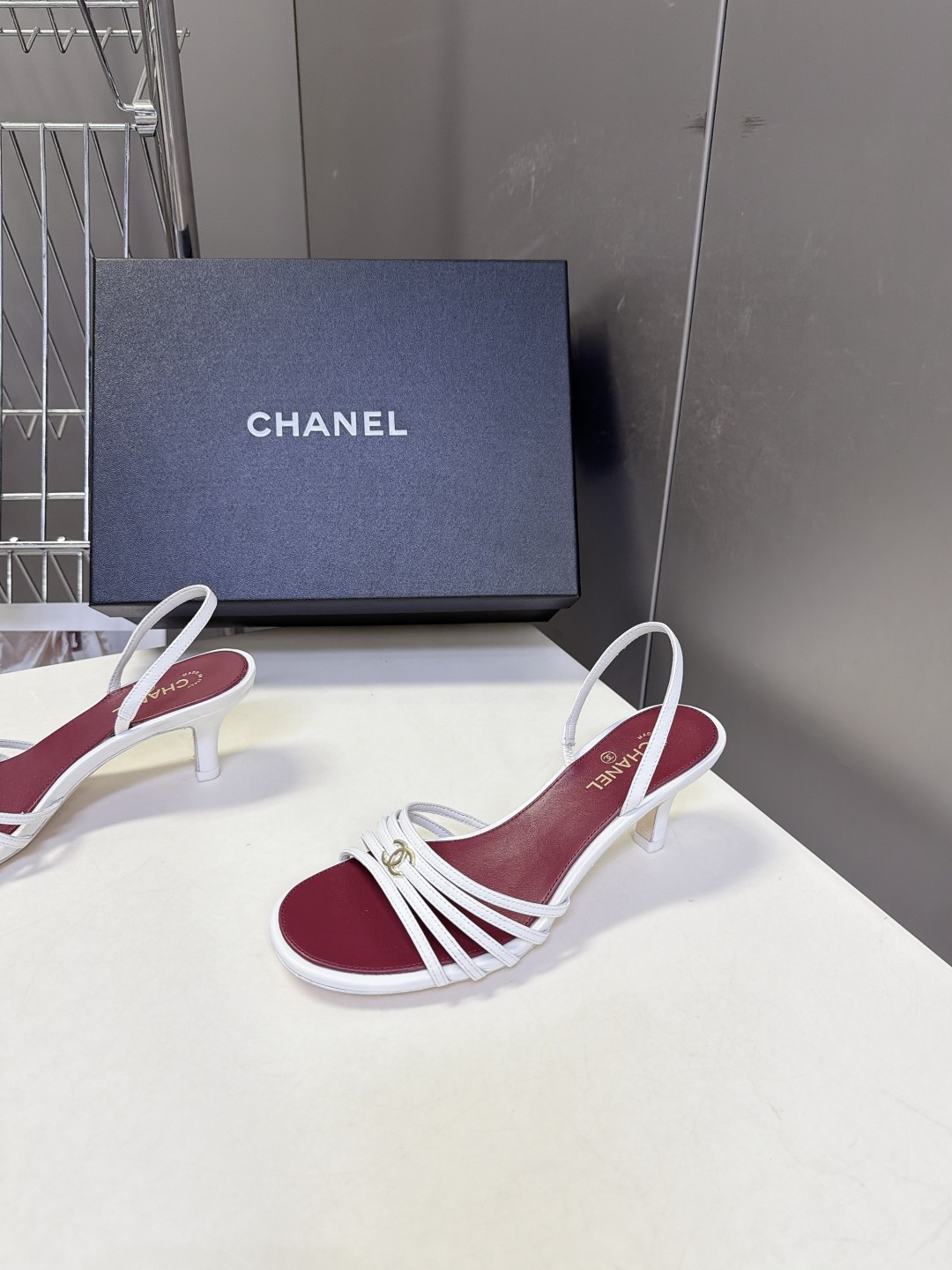 CHANEL香奈儿春夏最新款细带后空小猫跟凉鞋 超多明星网红种草 四股超细羊皮平行绑带 视觉轻盈纤细 鞋身正中镶嵌银色金 CHANEL香奈儿春夏最新款细带后空小猫跟凉鞋 超多明星网红种草 四股超细羊皮平行绑带 视觉轻盈纤细 鞋身正中镶嵌银色金