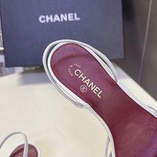 CHANEL香奈儿春夏最新款细带后空小猫跟凉鞋 超多明星网红种草 四股超细羊皮平行绑带 视觉轻盈纤细 鞋身正中镶嵌银色金 CHANEL香奈儿春夏最新款细带后空小猫跟凉鞋 超多明星网红种草 四股超细羊皮平行绑带 视觉轻盈纤细 鞋身正中镶嵌银色金