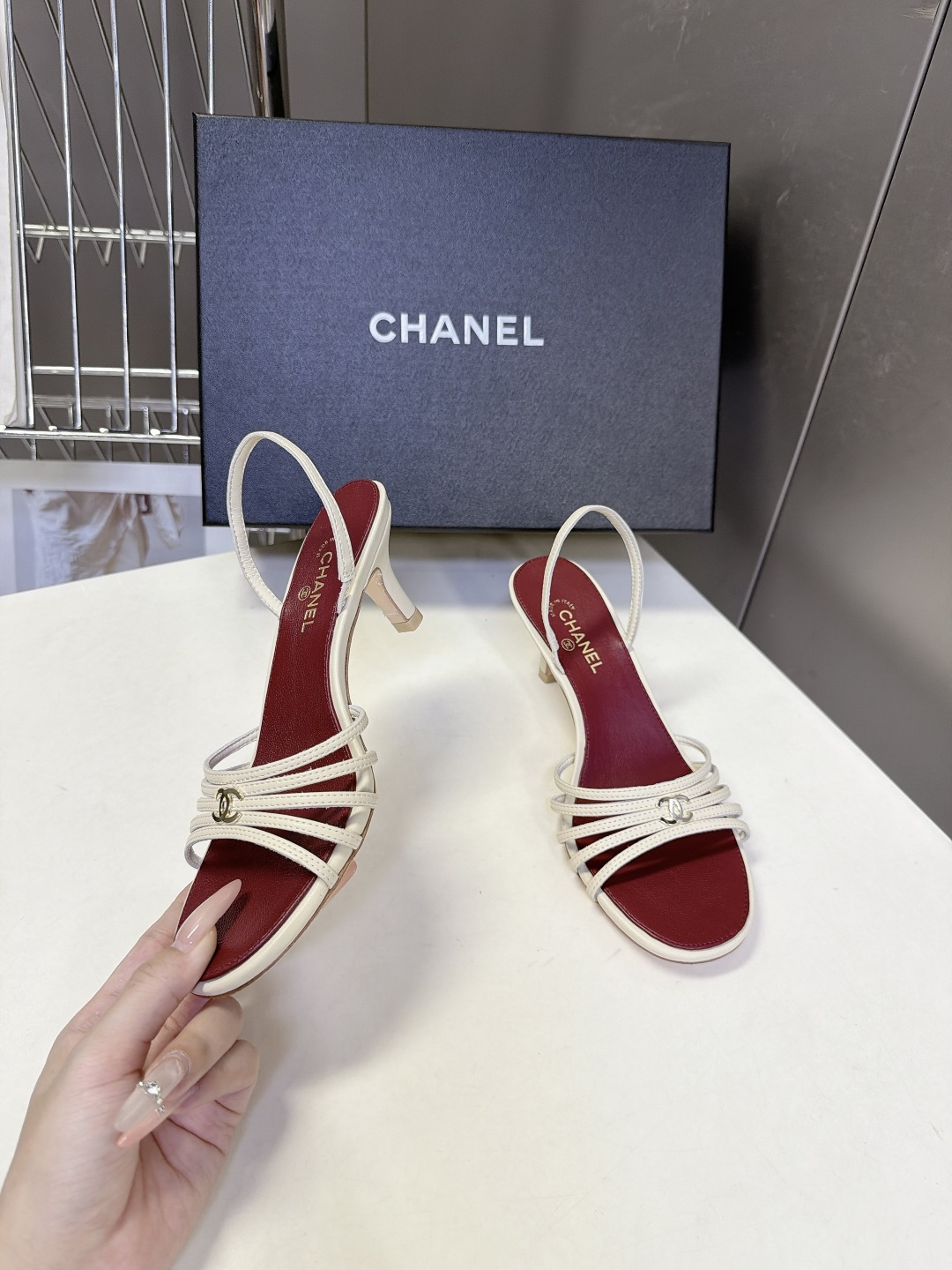 CHANEL香奈儿春夏最新款细带后空小猫跟凉鞋 超多明星网红种草 四股超细羊皮平行绑带 视觉轻盈纤细 鞋身正中镶嵌银色金 CHANEL香奈儿春夏最新款细带后空小猫跟凉鞋 超多明星网红种草 四股超细羊皮平行绑带 视觉轻盈纤细 鞋身正中镶嵌银色金