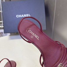 CHANEL香奈儿春夏最新款细带后空小猫跟凉鞋 超多明星网红种草 四股超细羊皮平行绑带 视觉轻盈纤细 鞋身正中镶嵌银色金 CHANEL香奈儿春夏最新款细带后空小猫跟凉鞋 超多明星网红种草 四股超细羊皮平行绑带 视觉轻盈纤细 鞋身正中镶嵌银色金