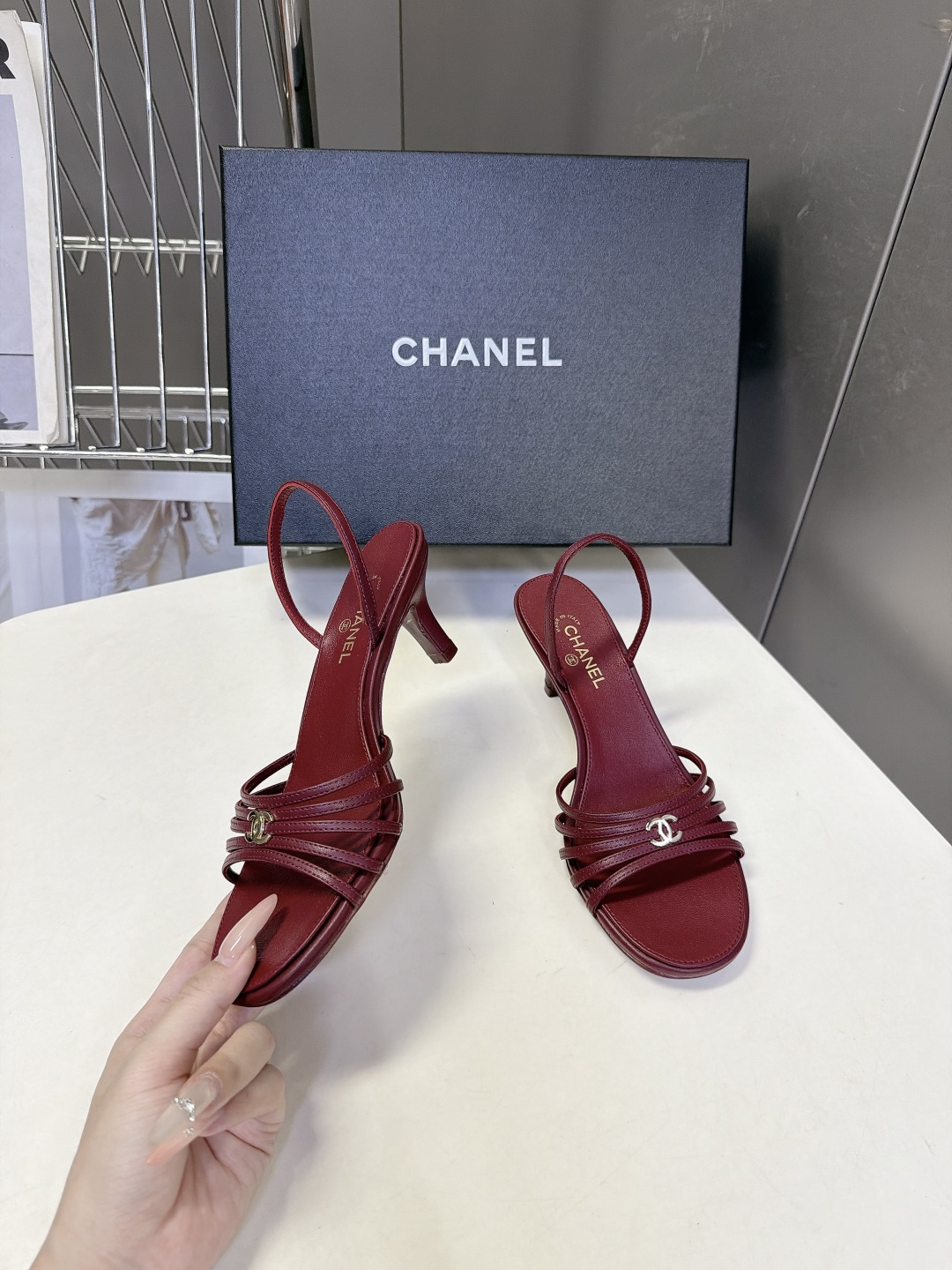 CHANEL香奈儿春夏最新款细带后空小猫跟凉鞋 超多明星网红种草 四股超细羊皮平行绑带 视觉轻盈纤细 鞋身正中镶嵌银色金 CHANEL香奈儿春夏最新款细带后空小猫跟凉鞋 超多明星网红种草 四股超细羊皮平行绑带 视觉轻盈纤细 鞋身正中镶嵌银色金