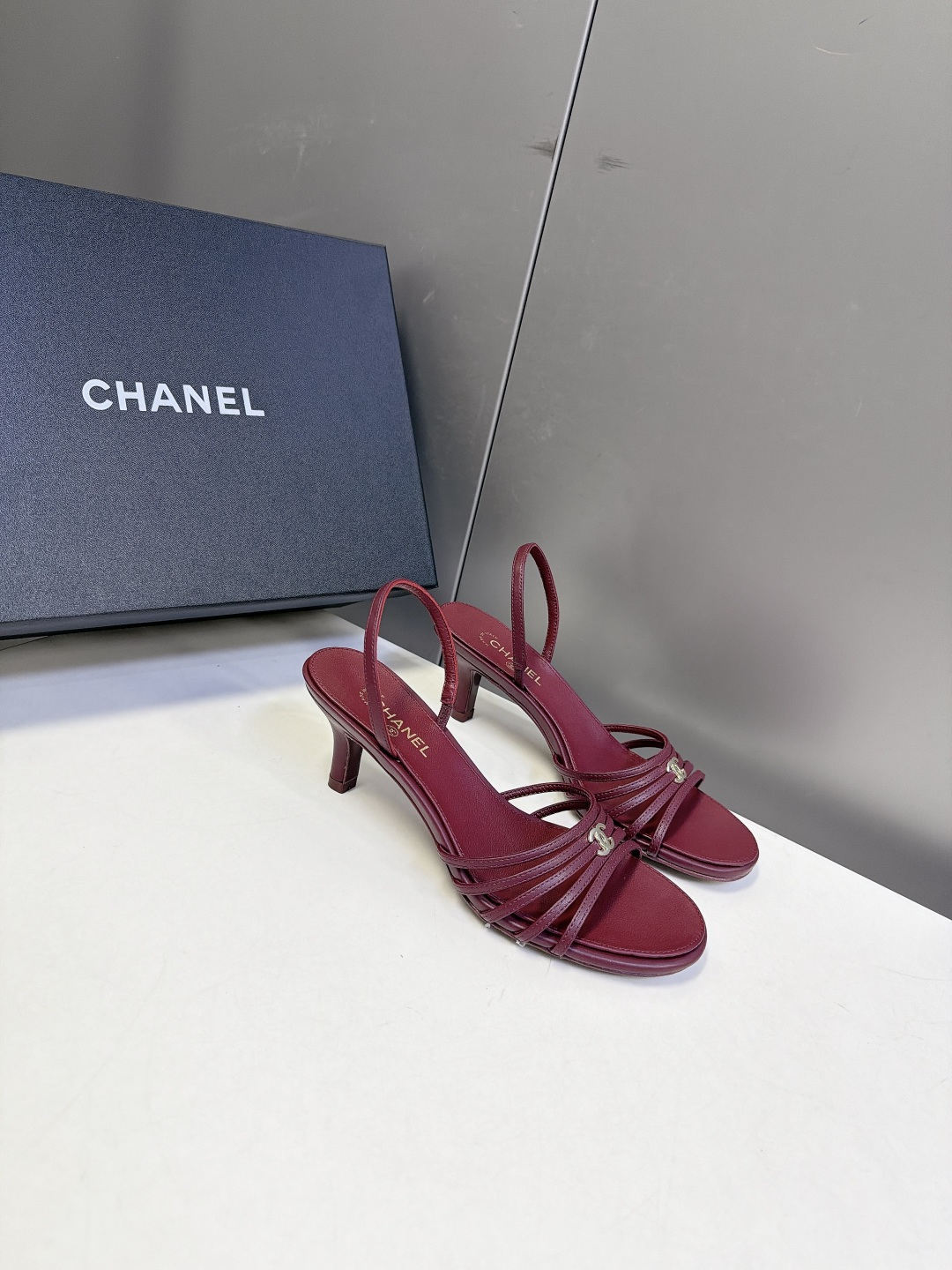 CHANEL香奈儿春夏最新款细带后空小猫跟凉鞋 超多明星网红种草 四股超细羊皮平行绑带 视觉轻盈纤细 鞋身正中镶嵌银色金 CHANEL香奈儿春夏最新款细带后空小猫跟凉鞋 超多明星网红种草 四股超细羊皮平行绑带 视觉轻盈纤细 鞋身正中镶嵌银色金