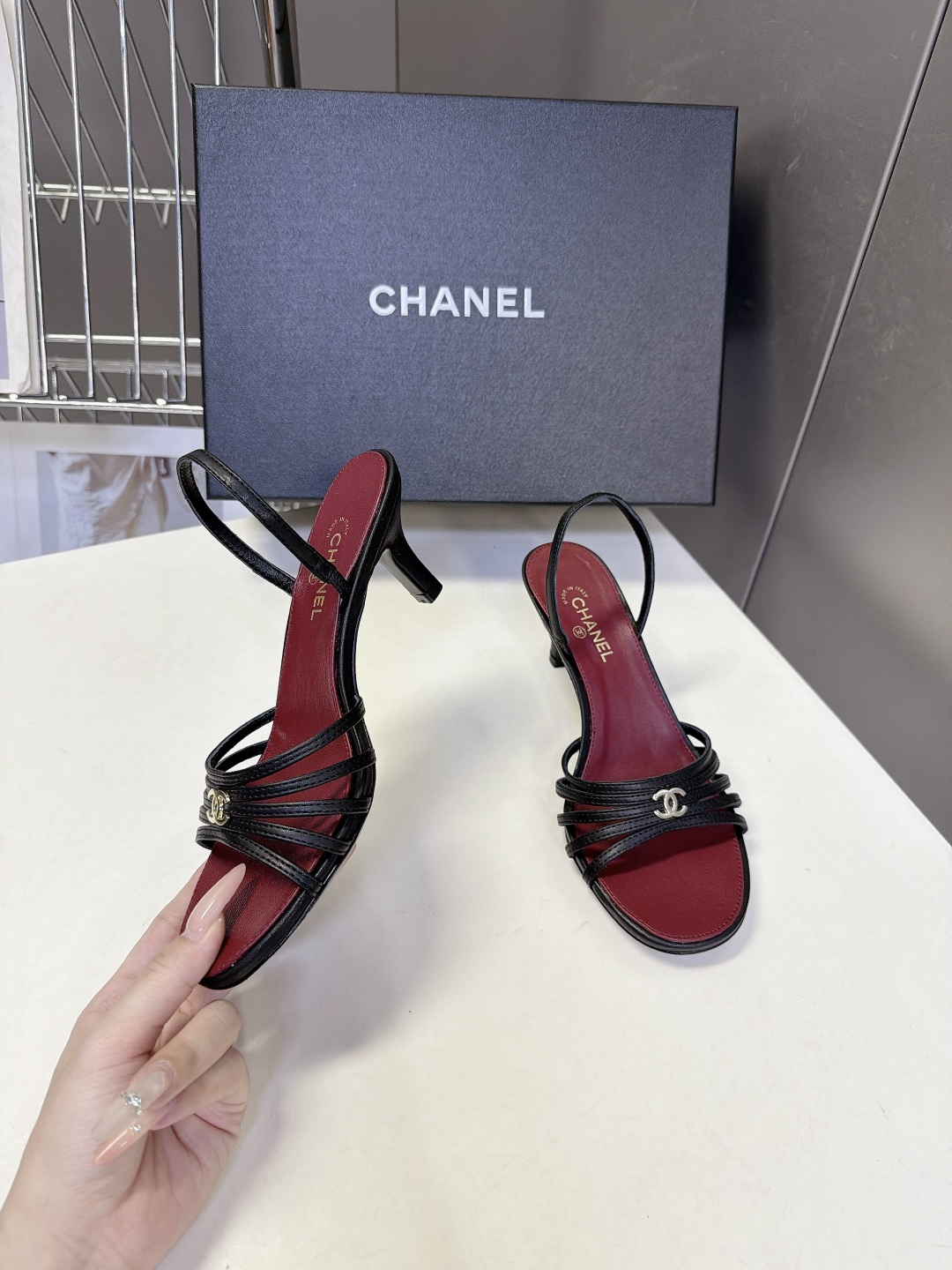 CHANEL香奈儿春夏最新款细带后空小猫跟凉鞋 超多明星网红种草 四股超细羊皮平行绑带 视觉轻盈纤细 鞋身正中镶嵌银色金 CHANEL香奈儿春夏最新款细带后空小猫跟凉鞋 超多明星网红种草 四股超细羊皮平行绑带 视觉轻盈纤细 鞋身正中镶嵌银色金