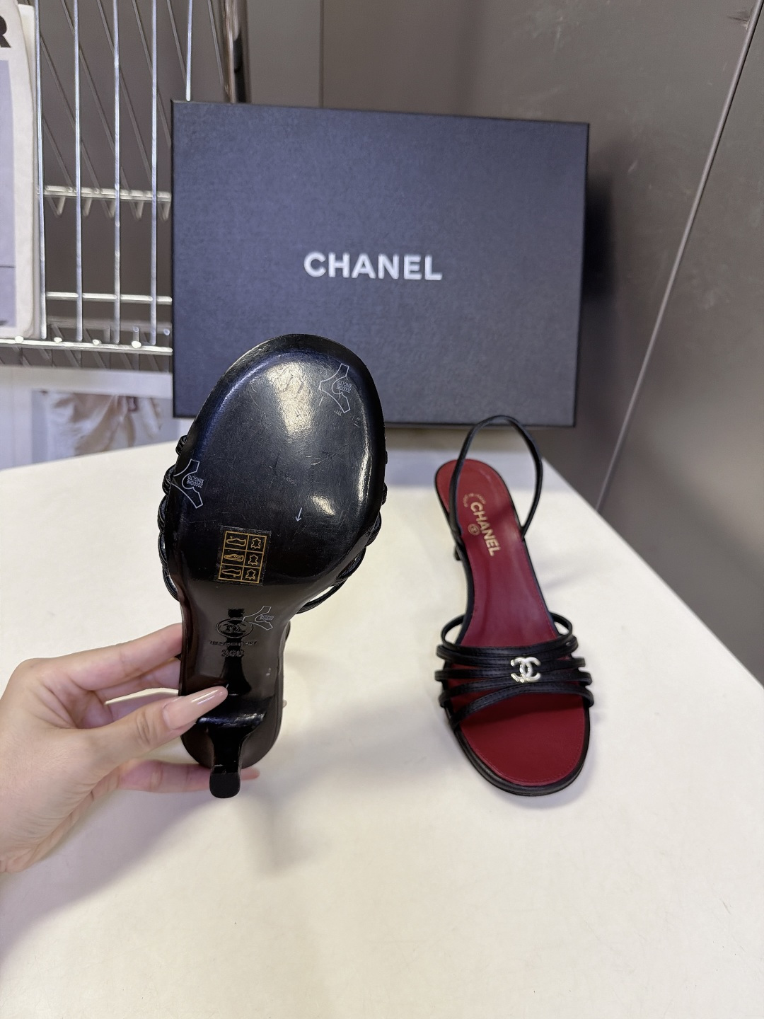 CHANEL香奈儿春夏最新款细带后空小猫跟凉鞋 超多明星网红种草 四股超细羊皮平行绑带 视觉轻盈纤细 鞋身正中镶嵌银色金 CHANEL香奈儿春夏最新款细带后空小猫跟凉鞋 超多明星网红种草 四股超细羊皮平行绑带 视觉轻盈纤细 鞋身正中镶嵌银色金