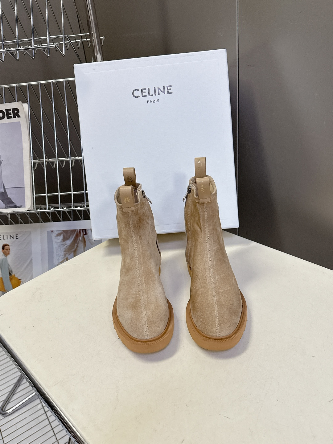 CELINE思琳秋冬最新款侧边拉链短靴 超多明星网红种草 简约尖头微收靴筒短靴 靴身正面居中分割车线修饰脚型 靴高贴合脚 CELINE思琳秋冬最新款侧边拉链短靴 超多明星网红种草 简约尖头微收靴筒短靴 靴身正面居中分割车线修饰脚型 靴高贴合脚