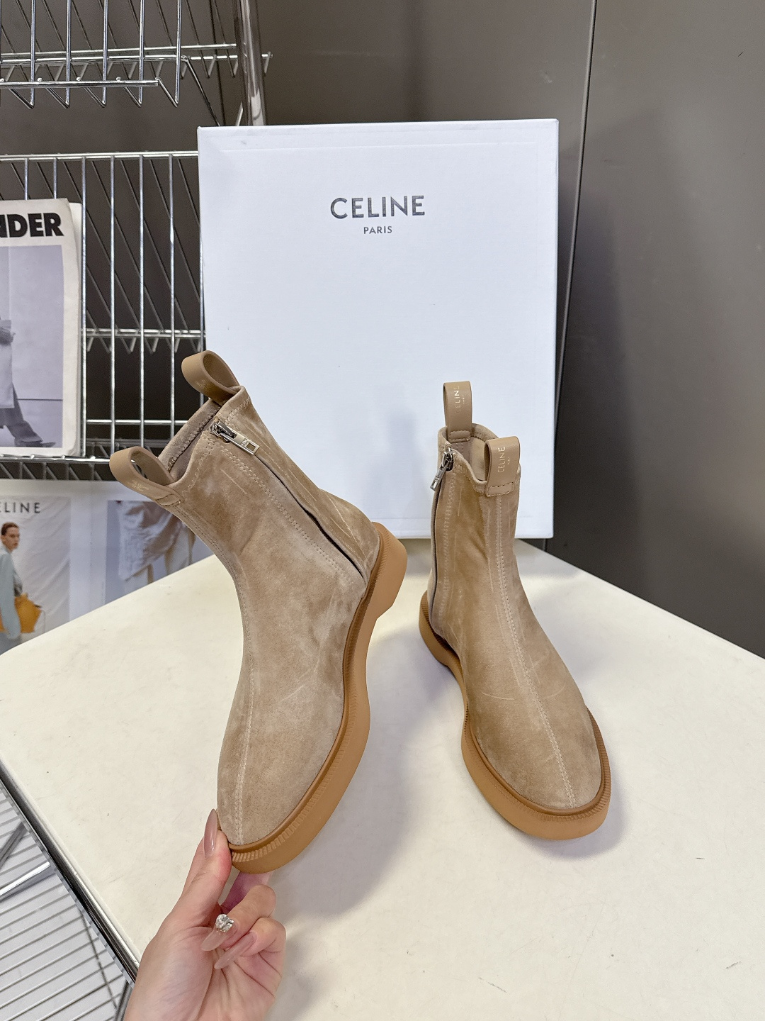 CELINE思琳秋冬最新款侧边拉链短靴 超多明星网红种草 简约尖头微收靴筒短靴 靴身正面居中分割车线修饰脚型 靴高贴合脚