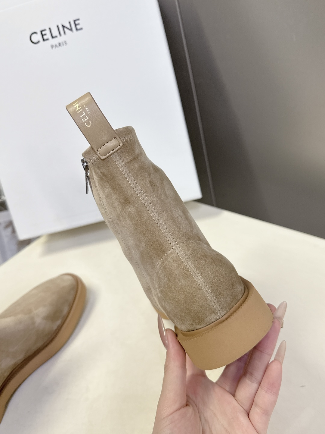 CELINE思琳秋冬最新款侧边拉链短靴 超多明星网红种草 简约尖头微收靴筒短靴 靴身正面居中分割车线修饰脚型 靴高贴合脚
