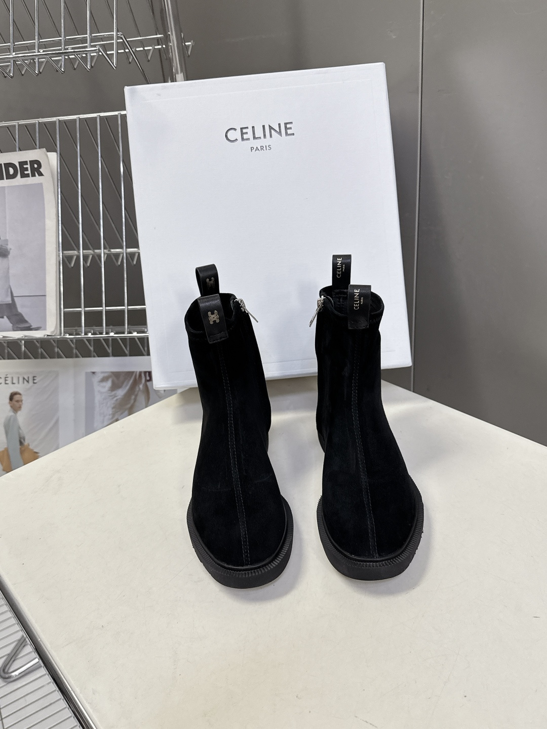 CELINE思琳秋冬最新款侧边拉链短靴 超多明星网红种草 简约尖头微收靴筒短靴 靴身正面居中分割车线修饰脚型 靴高贴合脚 CELINE思琳秋冬最新款侧边拉链短靴 超多明星网红种草 简约尖头微收靴筒短靴 靴身正面居中分割车线修饰脚型 靴高贴合脚