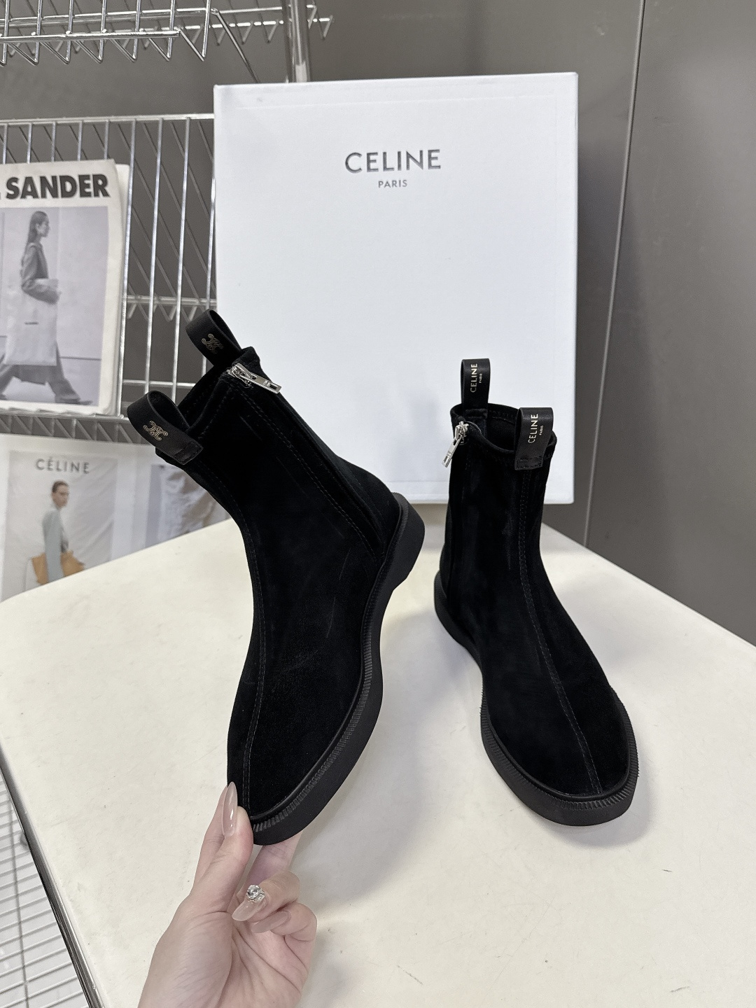 CELINE思琳秋冬最新款侧边拉链短靴 超多明星网红种草 简约尖头微收靴筒短靴 靴身正面居中分割车线修饰脚型 靴高贴合脚