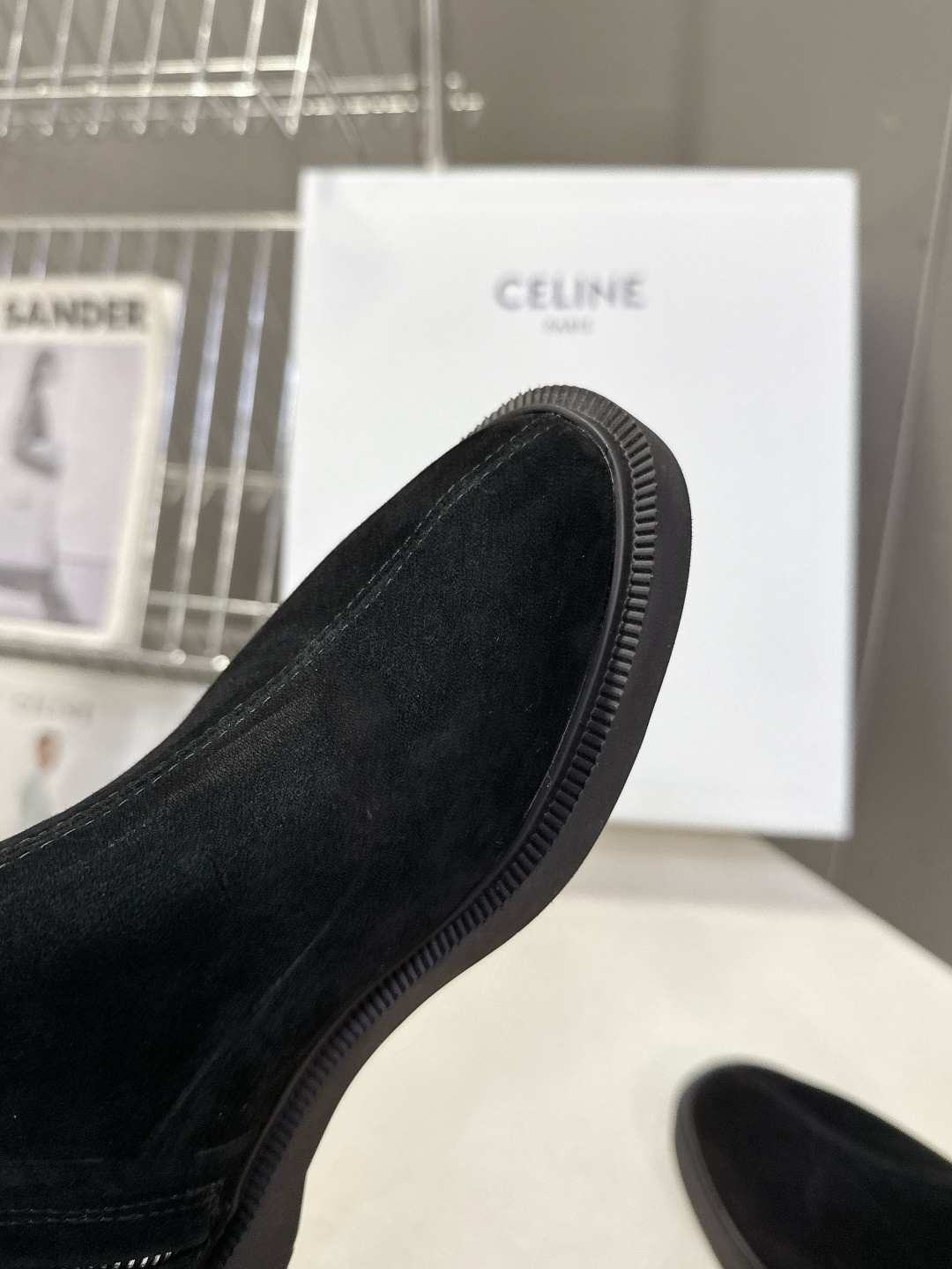 CELINE思琳秋冬最新款侧边拉链短靴 超多明星网红种草 简约尖头微收靴筒短靴 靴身正面居中分割车线修饰脚型 靴高贴合脚