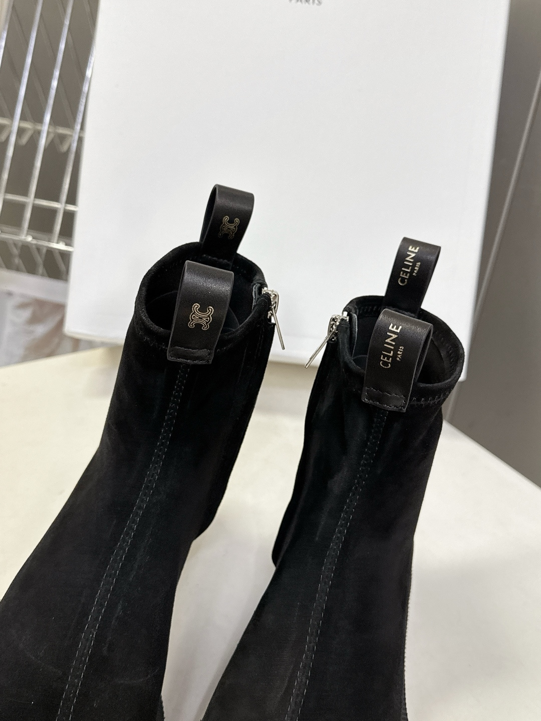 CELINE思琳秋冬最新款侧边拉链短靴 超多明星网红种草 简约尖头微收靴筒短靴 靴身正面居中分割车线修饰脚型 靴高贴合脚