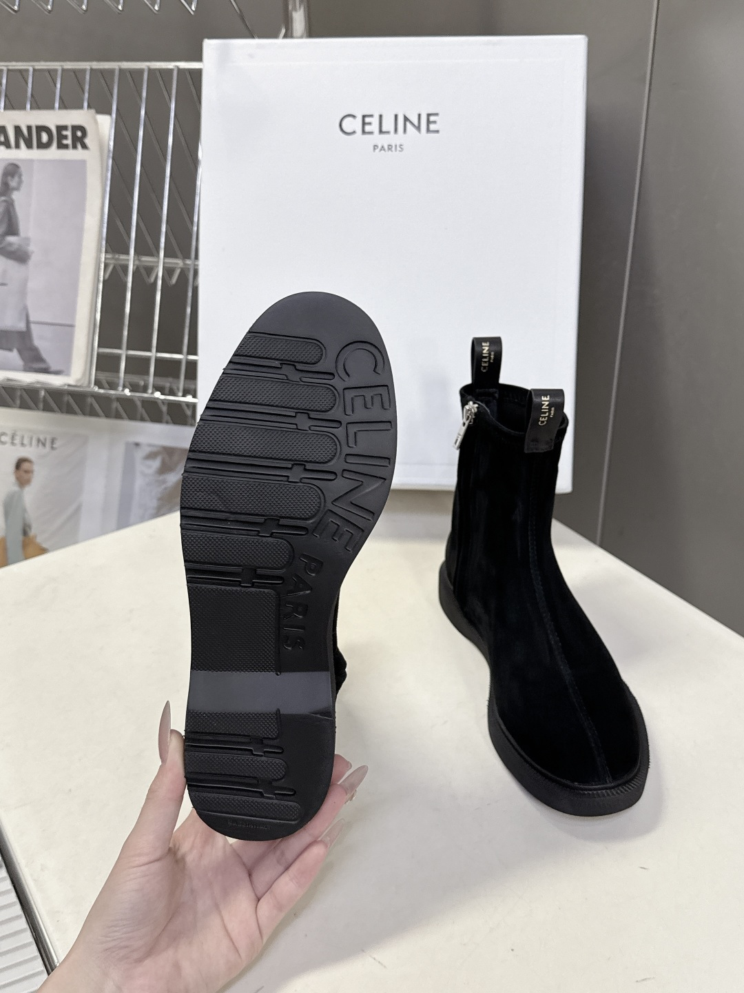 CELINE思琳秋冬最新款侧边拉链短靴 超多明星网红种草 简约尖头微收靴筒短靴 靴身正面居中分割车线修饰脚型 靴高贴合脚