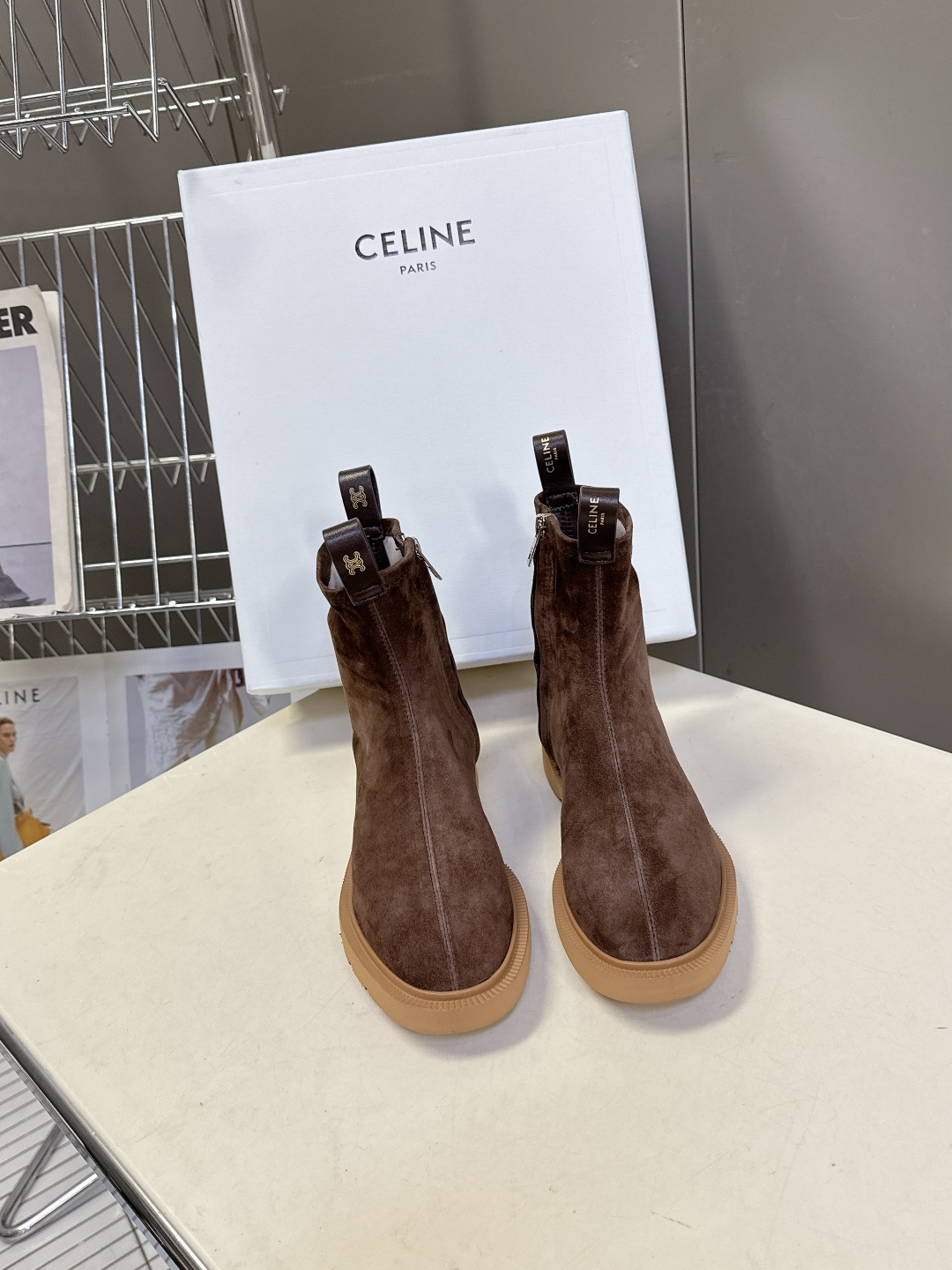 CELINE思琳秋冬最新款侧边拉链短靴 超多明星网红种草 简约尖头微收靴筒短靴 靴身正面居中分割车线修饰脚型 靴高贴合脚 CELINE思琳秋冬最新款侧边拉链短靴 超多明星网红种草 简约尖头微收靴筒短靴 靴身正面居中分割车线修饰脚型 靴高贴合脚