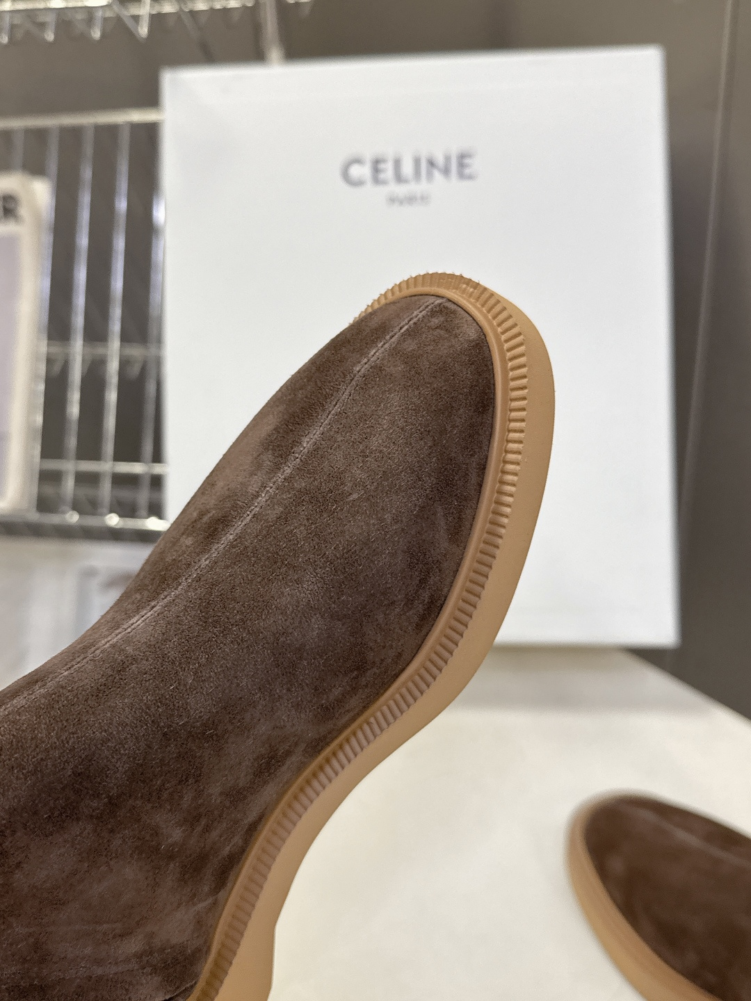 CELINE思琳秋冬最新款侧边拉链短靴 超多明星网红种草 简约尖头微收靴筒短靴 靴身正面居中分割车线修饰脚型 靴高贴合脚