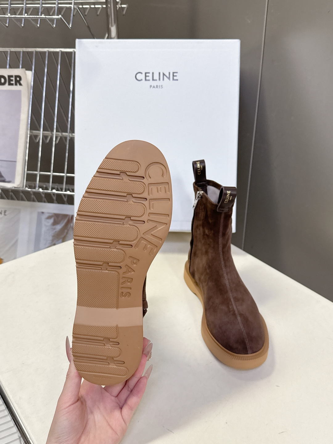 CELINE思琳秋冬最新款侧边拉链短靴 超多明星网红种草 简约尖头微收靴筒短靴 靴身正面居中分割车线修饰脚型 靴高贴合脚