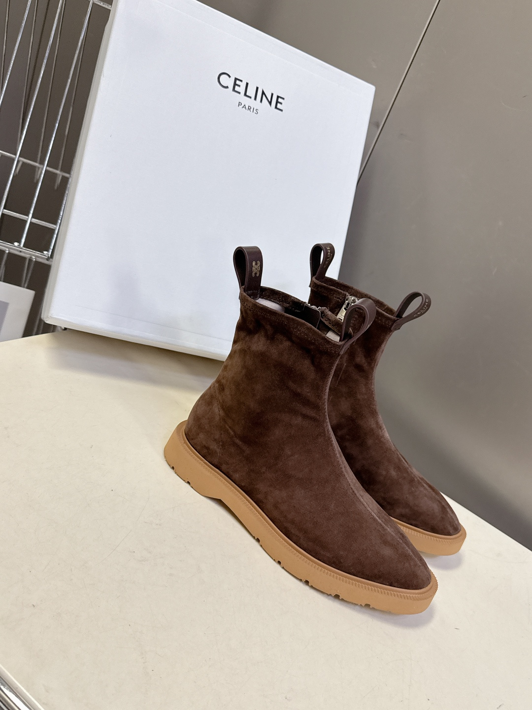 CELINE思琳秋冬最新款侧边拉链短靴 超多明星网红种草 简约尖头微收靴筒短靴 靴身正面居中分割车线修饰脚型 靴高贴合脚