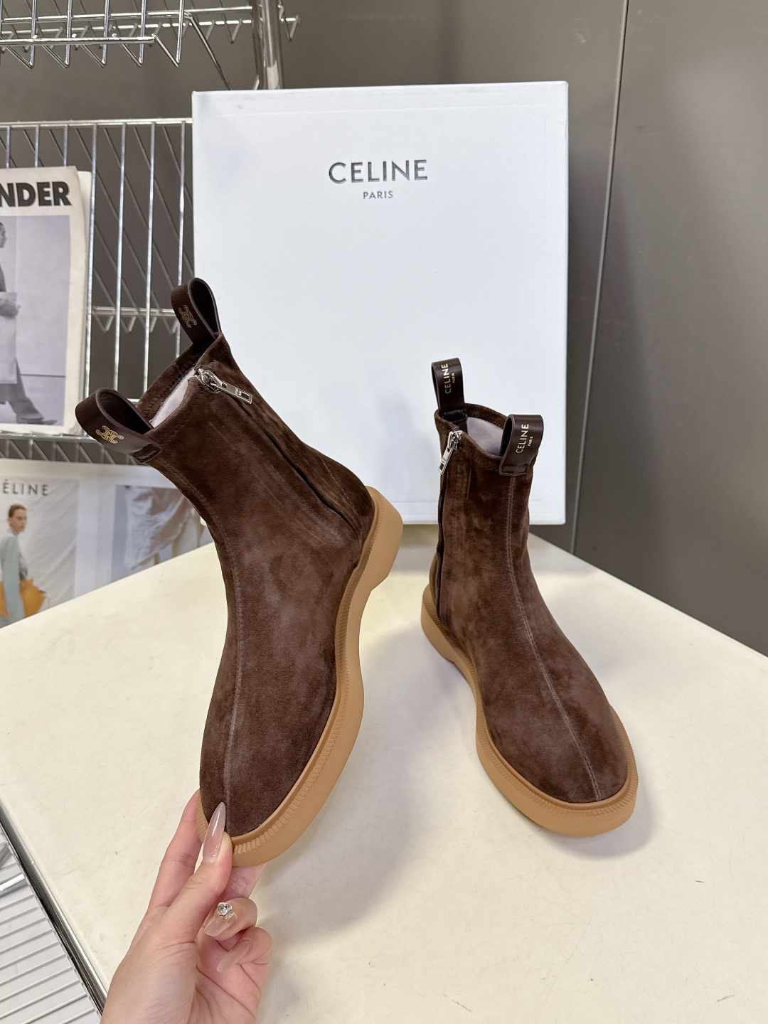 CELINE思琳秋冬最新款侧边拉链短靴 超多明星网红种草 简约尖头微收靴筒短靴 靴身正面居中分割车线修饰脚型 靴高贴合脚