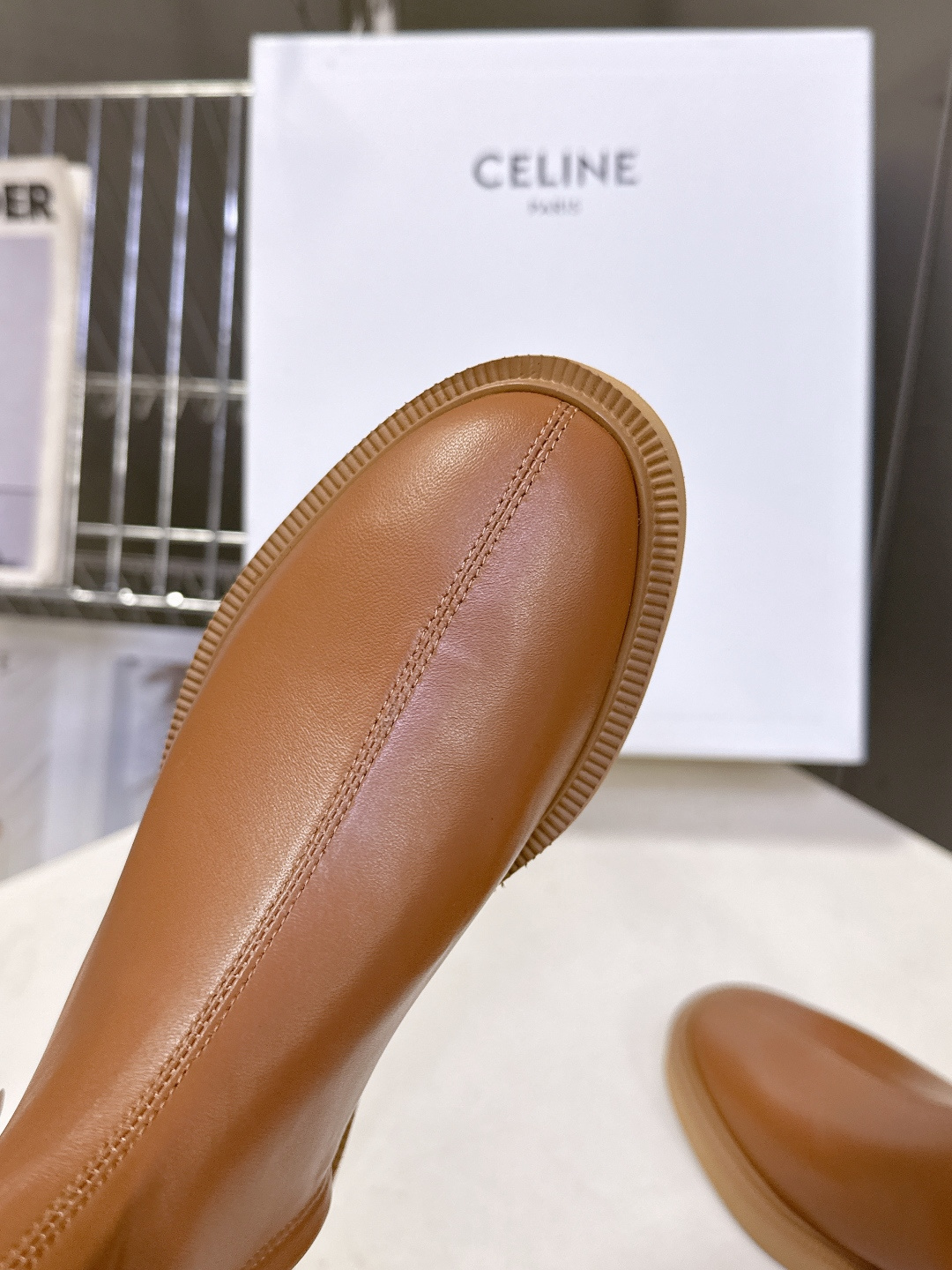 CELINE思琳秋冬最新款侧边拉链短靴 超多明星网红种草 简约尖头微收靴筒短靴 靴身正面居中分割车线修饰脚型 靴高贴合脚
