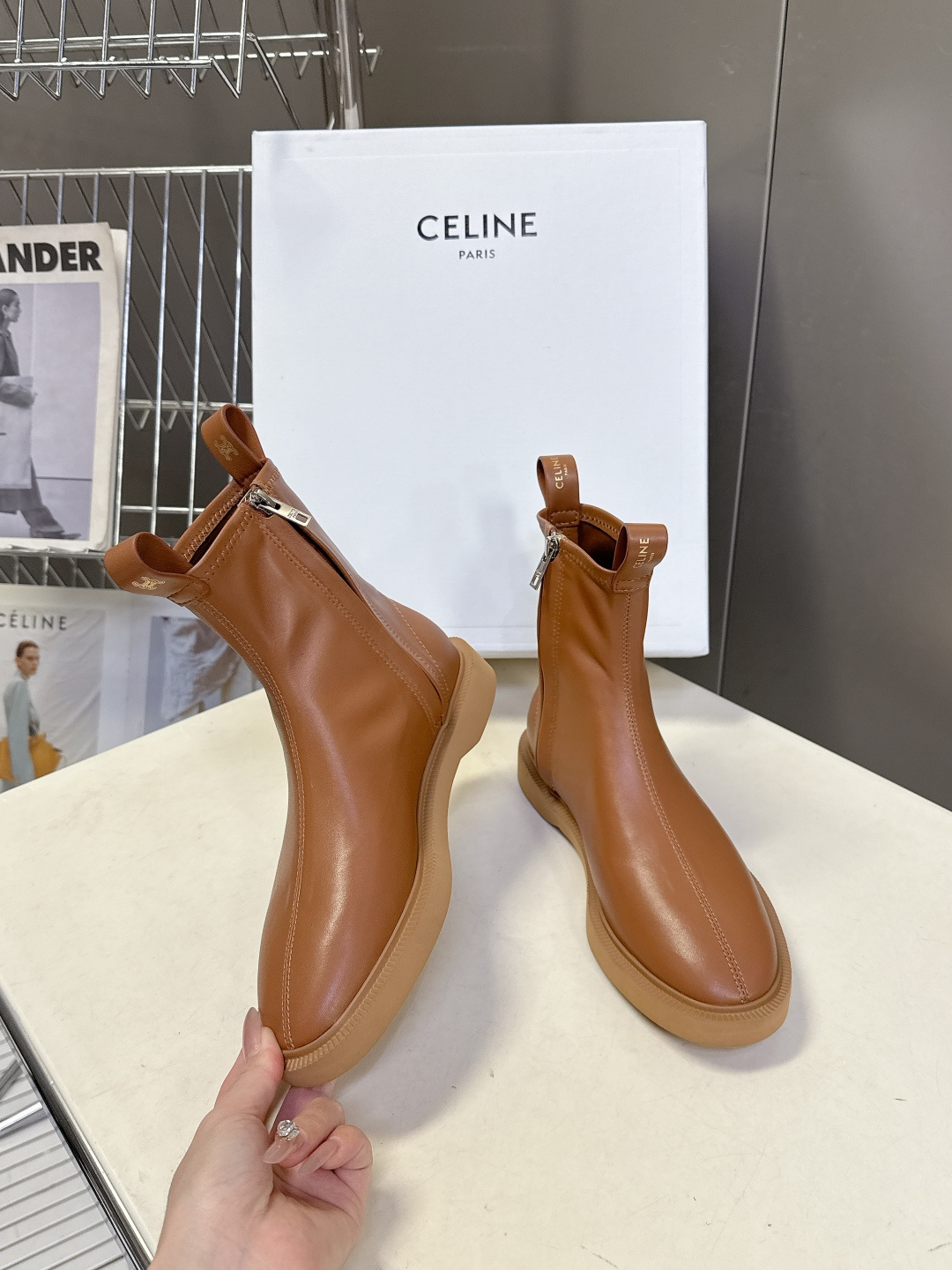 CELINE思琳秋冬最新款侧边拉链短靴 超多明星网红种草 简约尖头微收靴筒短靴 靴身正面居中分割车线修饰脚型 靴高贴合脚
