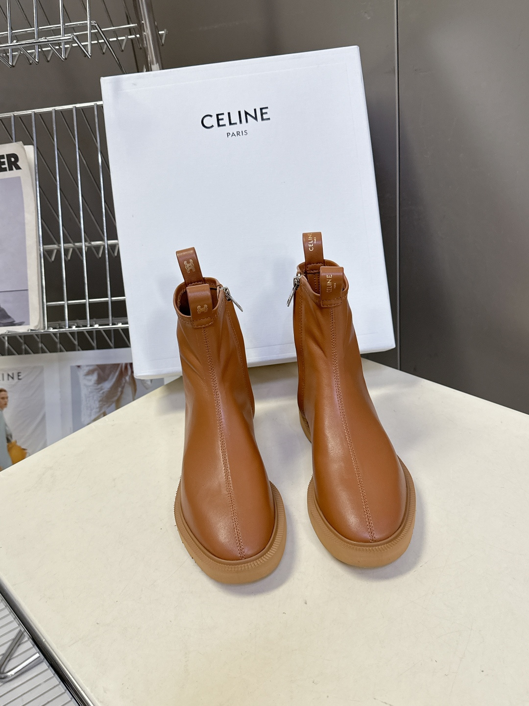 CELINE思琳秋冬最新款侧边拉链短靴 超多明星网红种草 简约尖头微收靴筒短靴 靴身正面居中分割车线修饰脚型 靴高贴合脚 CELINE思琳秋冬最新款侧边拉链短靴 超多明星网红种草 简约尖头微收靴筒短靴 靴身正面居中分割车线修饰脚型 靴高贴合脚