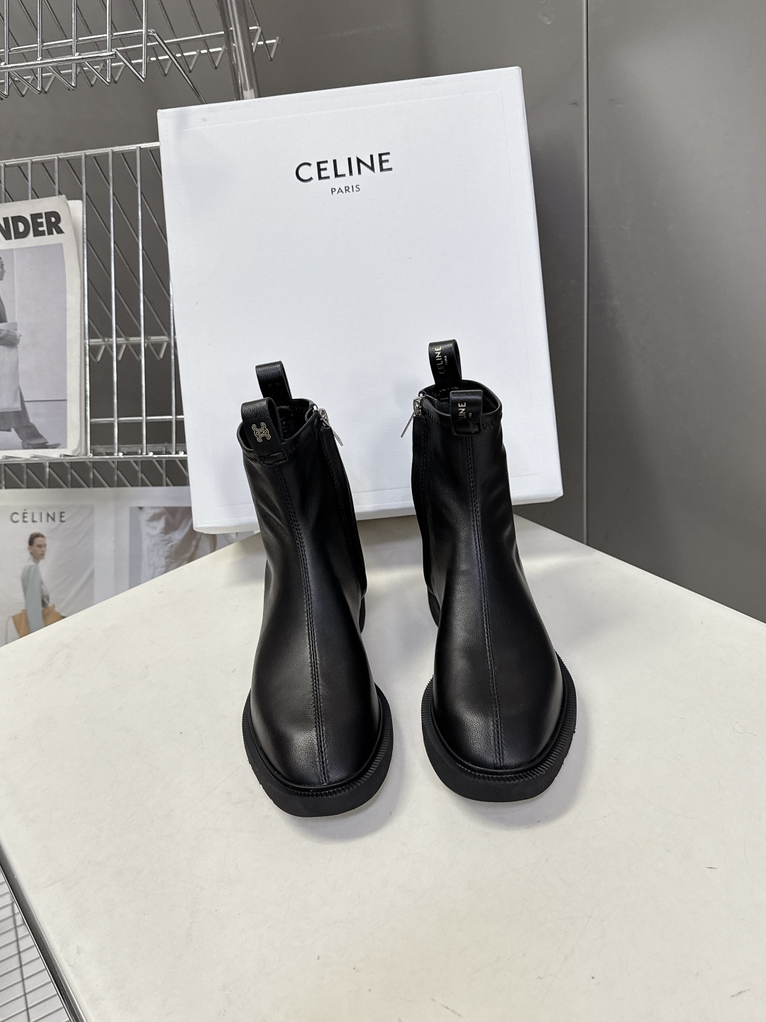 CELINE思琳秋冬最新款侧边拉链短靴 超多明星网红种草 简约尖头微收靴筒短靴 靴身正面居中分割车线修饰脚型 靴高贴合脚 CELINE思琳秋冬最新款侧边拉链短靴 超多明星网红种草 简约尖头微收靴筒短靴 靴身正面居中分割车线修饰脚型 靴高贴合脚